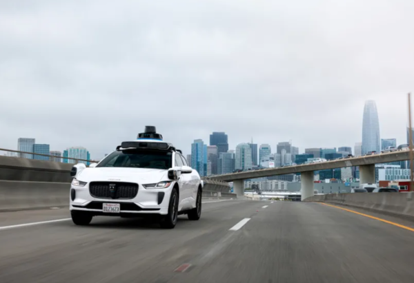 샌프란시스코 도심을 배경으로 고속도로를 달리는 웨이모 로보택시. 도심 구간을 넘어 고속도로까지 서비스 범위가 확대됐다. ⓒ데일리포스트=이미지 제공/Waymo