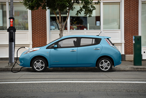 가로등에 부착된 EV 충전기를 이용하는 전기차 모습. ⓒ데일리포스트=이미지 제공/미국 펜실베이니아 주립대 연구팀