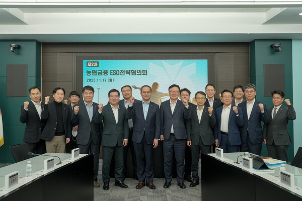 NH농협금융은 17일 '제2차 농협금융 ESG전략협의회'를 개최하고 단체 기념촬영을 진행했다. 이찬우 회장(앞줄 왼쪽 다섯 번째)과 참석자들이 함께 자리했다. ⓒ데일리포스트=이미지 제공/NH농협금융
