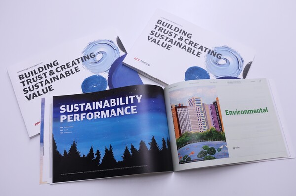 HDC현대산업개발이 한국ESG기준원(KCGS)의 2025년 ESG 평가 및 등급 공표에서 2년 연속 통합 A등급을 획득했다. (장애인 예술단이 직접 그린 그림이 적용된 HDC현대산업개발의 2025 지속가능경영보고서) ⓒ데일리포스트=이미지 제공/HDC현대산업개발