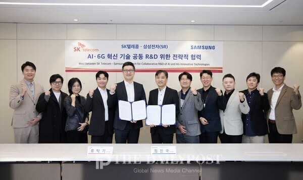 ©데일리포스트=류탁기 SKT네트워크기술담당(사진 좌측 다섯 번째)과 정진국 삼성리서치 차세대통신연구센터장(사진 우측 여섯 번째)을 비롯한 양사 관계자들이 기념 촬영 / SK텔레콤 제공